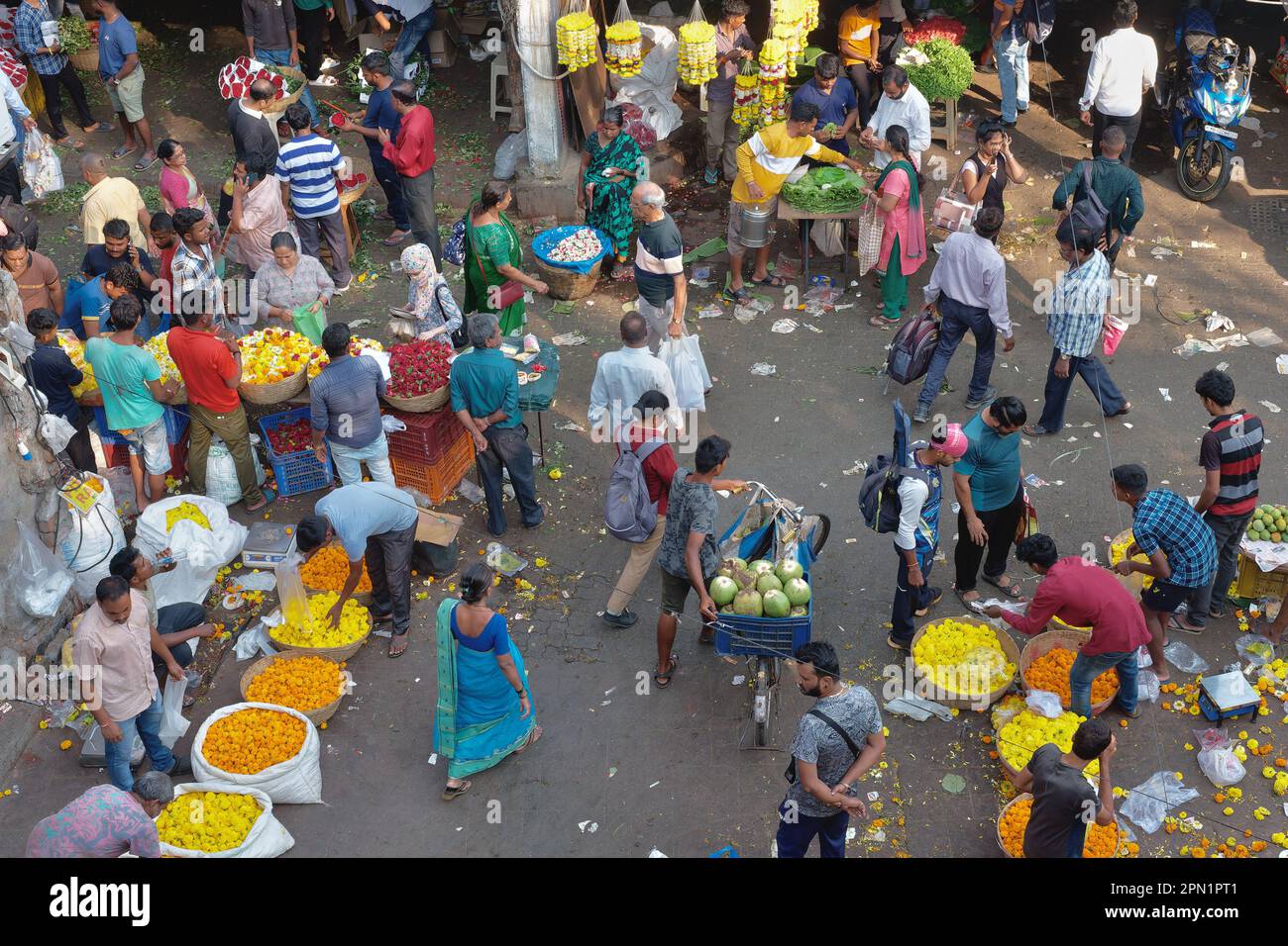 Vista da un ponte pedonale su un vivace mercato di fiori e frutta vicino alla stazione di Dadar, Dadar, Mumbai, India, Foto Stock
