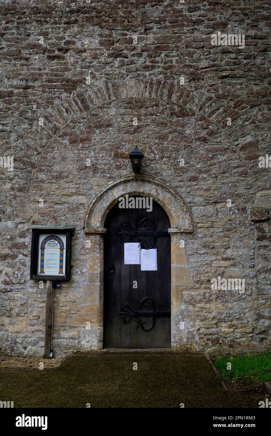La porta nord, St. Nicholas Church, Tackley, Oxfordshire, Inghilterra, Regno Unito Foto Stock