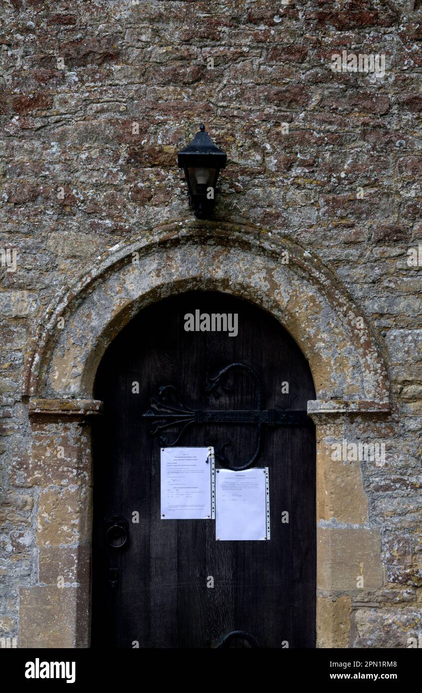 La porta nord, St. Nicholas Church, Tackley, Oxfordshire, Inghilterra, Regno Unito Foto Stock