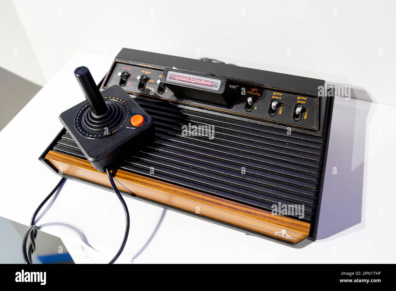1970s Console di gioco a cartuccia Atari VCS presso il Centre for Computing History, Cambridge, Regno Unito Foto Stock