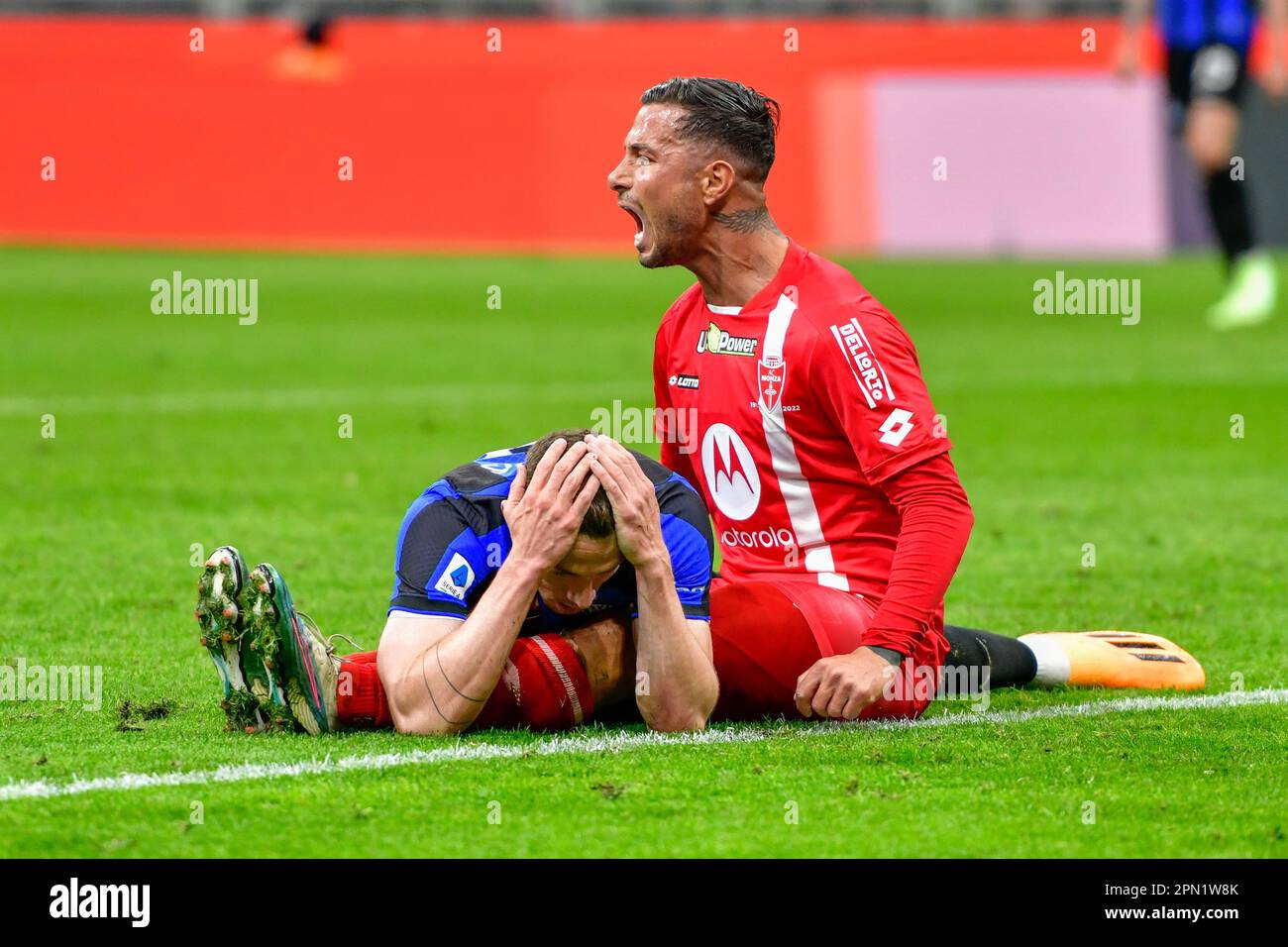 Milano, Italia. 15th Apr, 2023. Armando Izzo (55°) di Monza visto in Serie Un match tra Inter e Monza a Giuseppe Meazza a Milano. (Photo Credit: Gonzales Photo/Alamy Live News Foto Stock