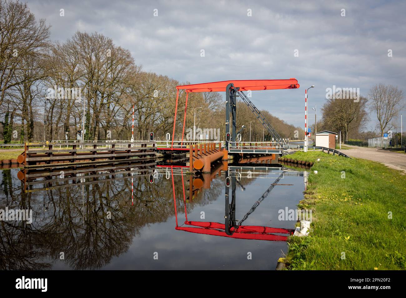 Bel ponte levatoio dipinto di rosso con una bella riflessione d'acqua sul canale di Wilhelmina vicino al villaggio 'Stad van Gerwen' nella provincia di Nort Foto Stock