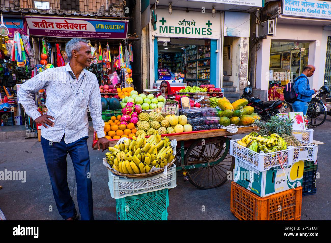 Venditore di frutta, Causeway Market, Colaba, Mumbai, India Foto Stock