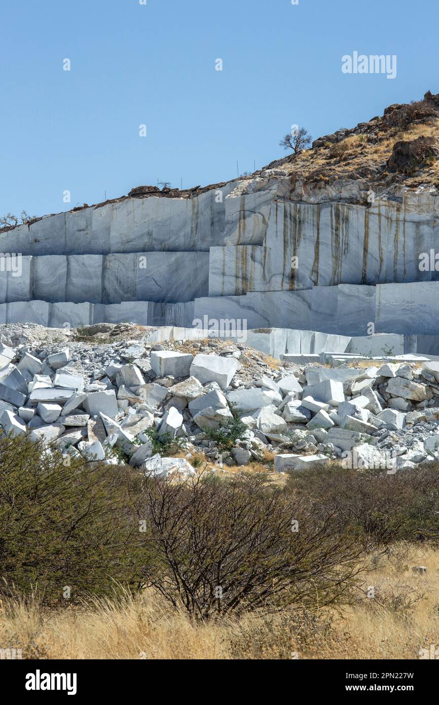 Blocchi di marmo sulla collina dalla roccia da cui sono stati tagliati Foto Stock