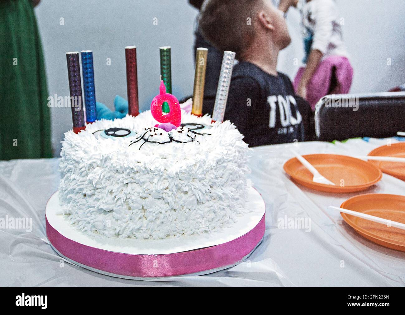 bella torta sotto forma di gatto e il compleanno di un bambino con il numero 9. festa per bambini Foto Stock
