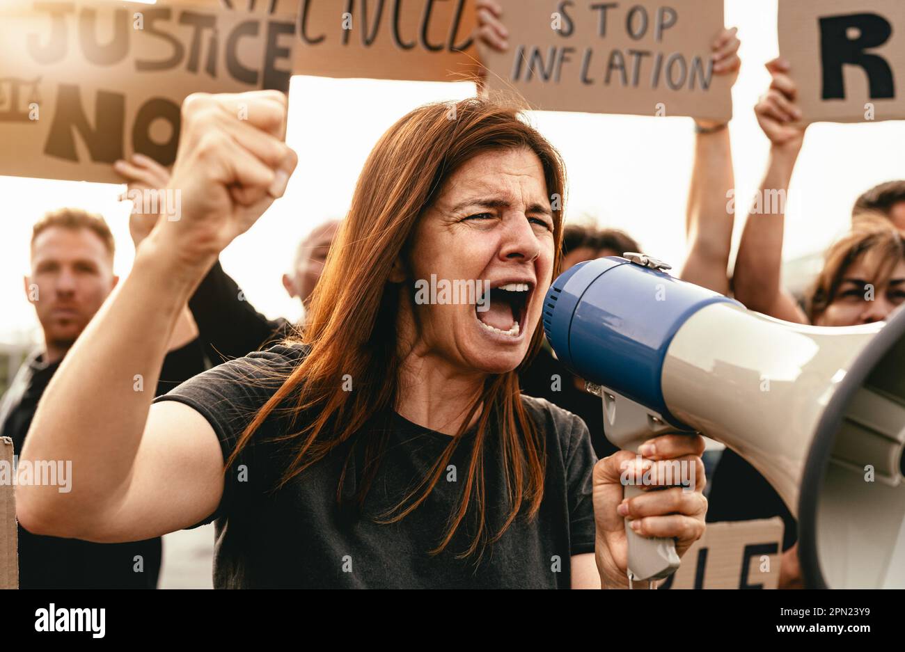 Le persone che protestano contro la crisi finanziaria e l'inflazione globale - concetto di attivismo della giustizia economica Foto Stock