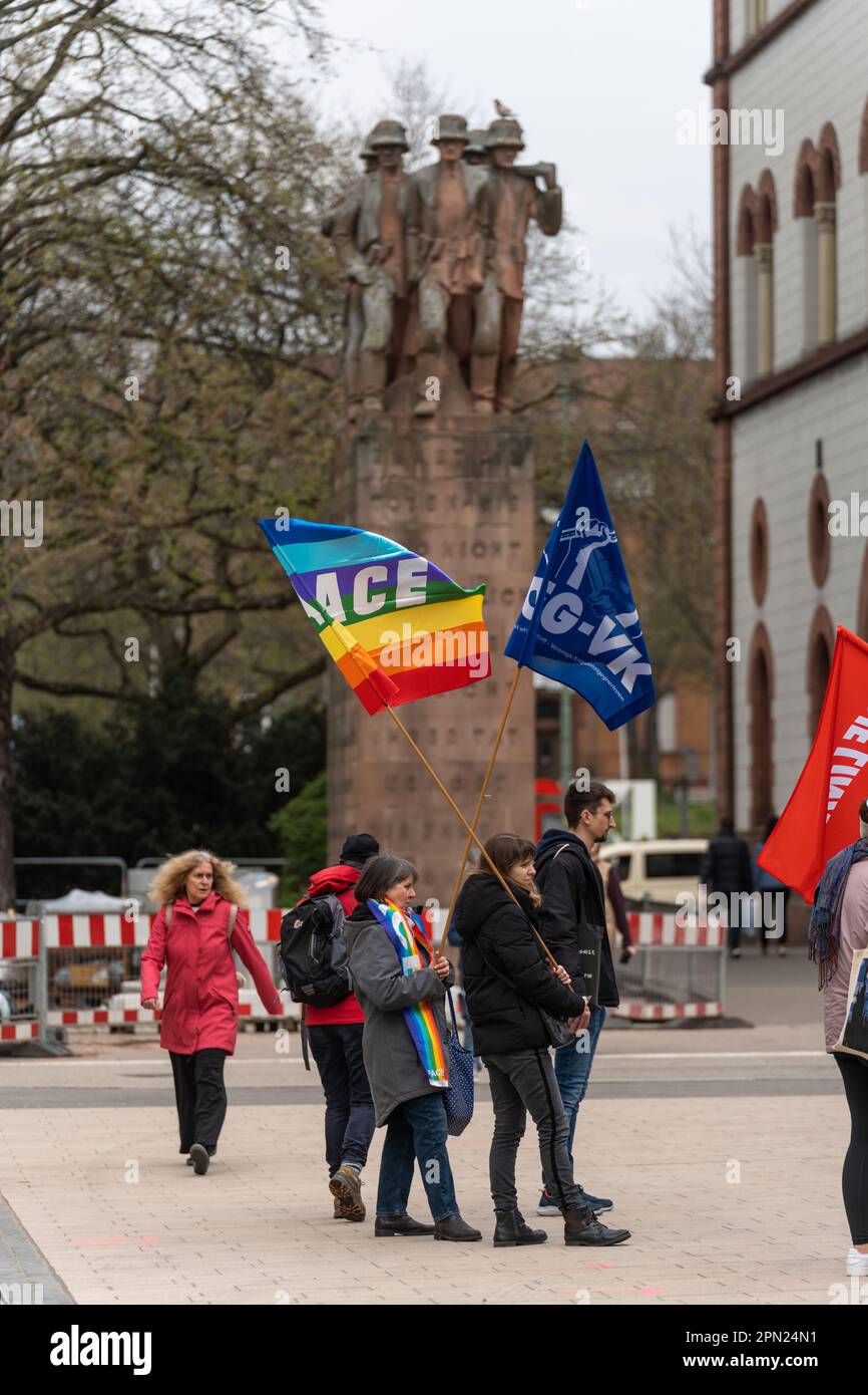 Le manifestanti femminili che hanno i segni durante il rally di pace pasquale a Schillerplatz, con il memoriale della prima guerra mondiale sullo sfondo il 8th aprile 2023, Kaiserslautern, Germ Foto Stock