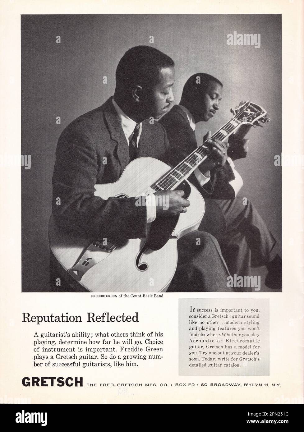 Un annuncio da una rivista di musica americana del 1958 per chitarre Gretsch con il grande Freddie Green, meglio conosciuto come chitarrista ritmico per le orchestre del Count Basie. Foto Stock