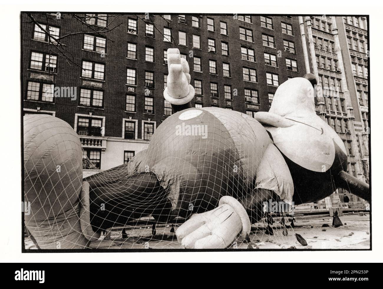La mattina del giorno del Ringraziamento di Macy del 1974, un Topolino gonfiato attende il suo grande momento. Sul lato Upper West di Manhattan, New York, 11/28/1974. Foto Stock