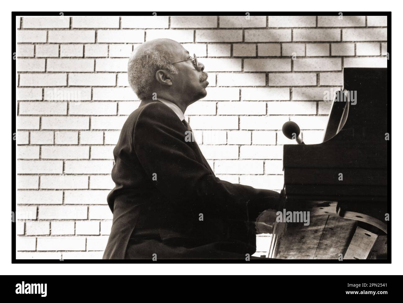 Il grande pianoforte jazz Tommy Flanagan si esibisce in un concerto all'aperto nei giardini del Brooklyn Museum di New York all'inizio degli anni '1980s. Foto Stock