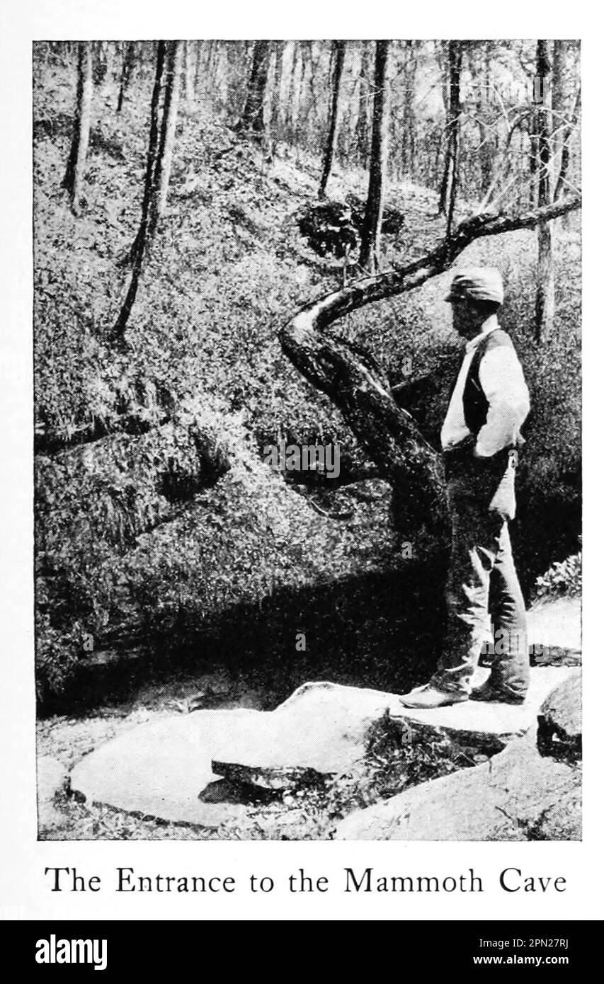 The Entrance to the Mammoth Cave il luogo di nascita di Abraham Lincoln, Hodgenville, Kentucky dal libro ' Highways and byways of the South ' di Clifton Johnson, 1865-1940 Data di pubblicazione 1904 Editore New York, la società Macmillan; Londra, Macmillan e co., Limited Foto Stock