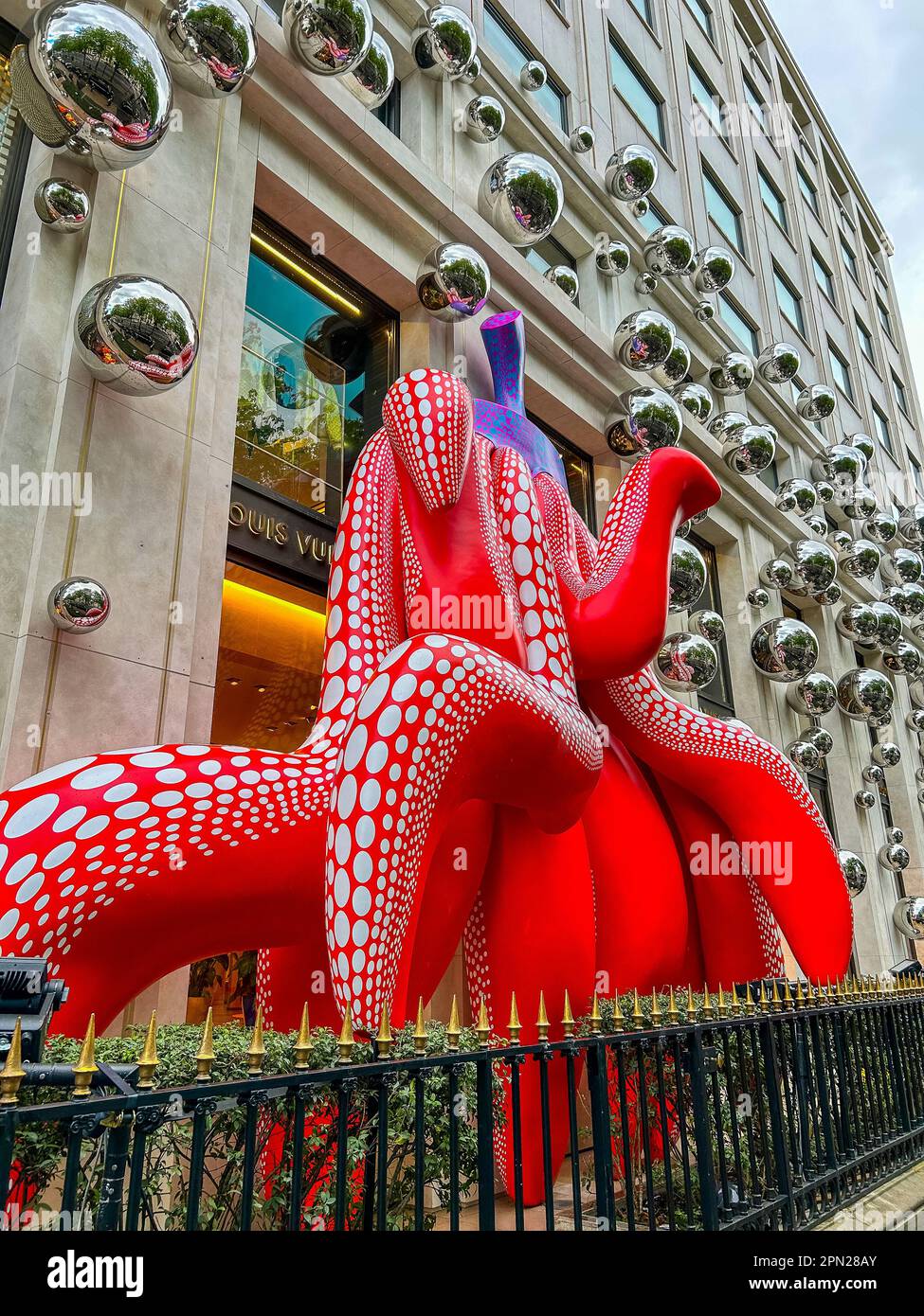 Parigi, Francia, esterno, oggetti, Design, vetrine, abbigliamento di lusso, negozio Louis Vuitton, LVMH, scultura moderna sull'edificio, specchi, Ave. Montaigne, (credito) esposizione Yayoi Kusama, installazione Foto Stock