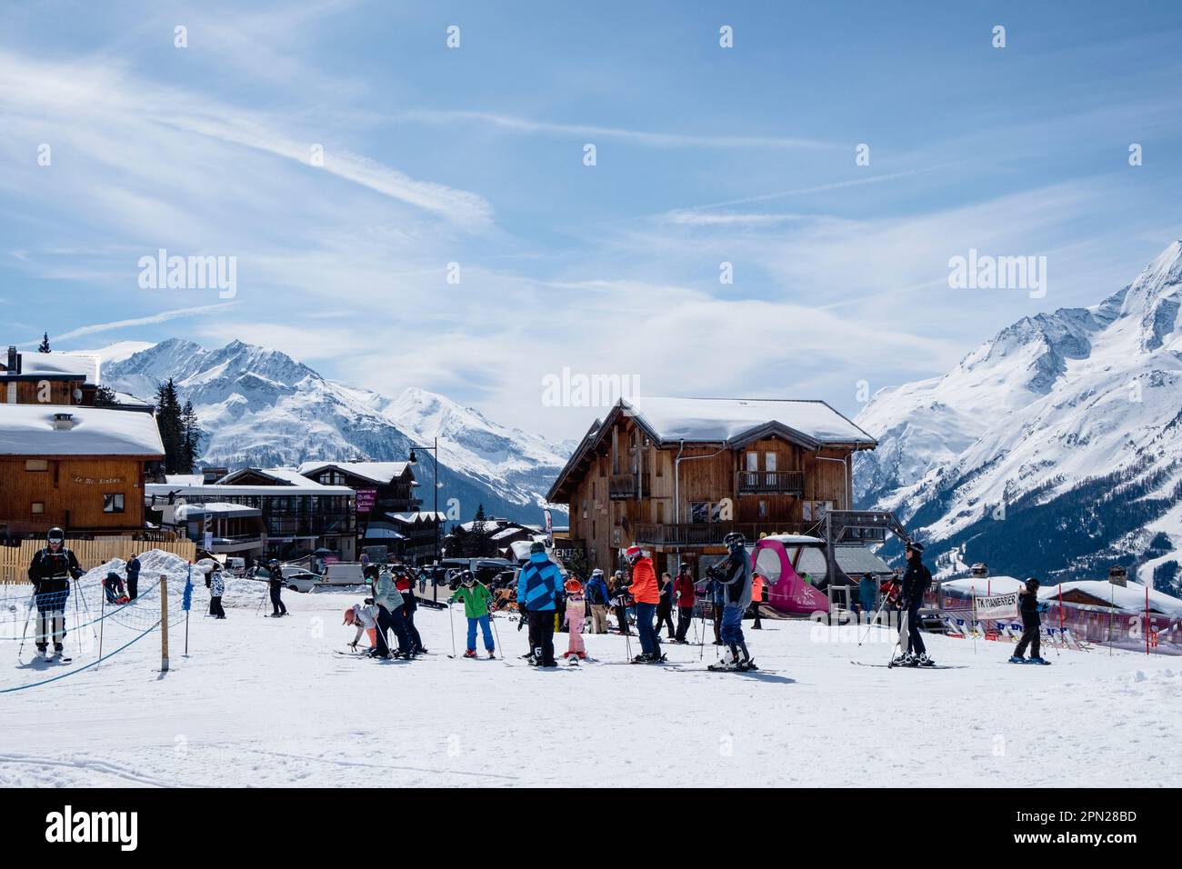 Sciatori in famiglia amichevole Alpi francesi stazione sciistica di la Rosiere, Bourg-St-Maurice, Auvergne-Rhône-Alpes, Francia, Europa Foto Stock