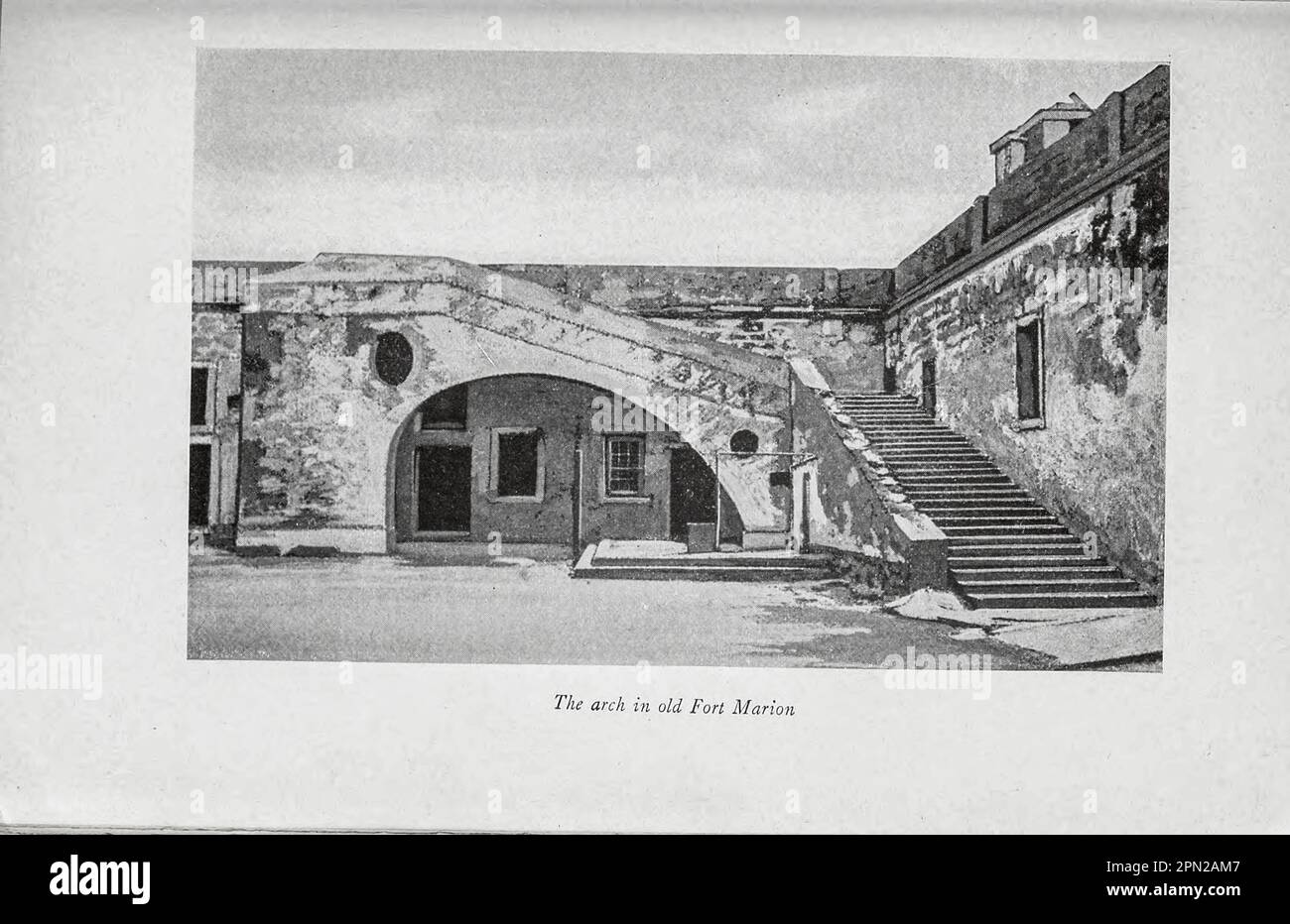 The Arch in Old Fort Marion dal libro ' Highways and byways of Florida; Human Interest information for Travellers in Florida ' di Clifton Johnson, 1865-1940 Data di pubblicazione 1918 Editore New York, la società Macmillan; Foto Stock