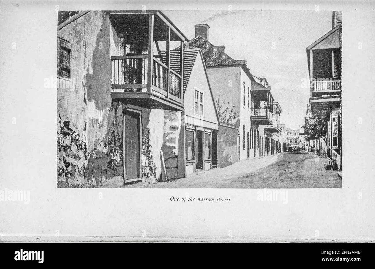 Una delle strade strette del libro 'autostrade e vie secondarie della Florida; informazioni di interesse umano per i viaggiatori in Florida ' di Clifton Johnson, 1865-1940 Data di pubblicazione 1918 Editore New York, la società Macmillan; Foto Stock