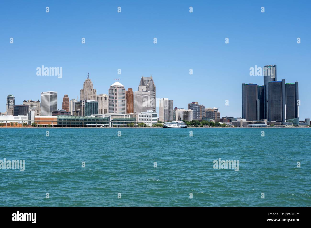 Detroit, Michigan, Stati Uniti, 10 luglio 2022: Vista dello skyline di Detroit e del Renaissance Center vista dal fiume Detroit in una giornata limpida. Foto Stock