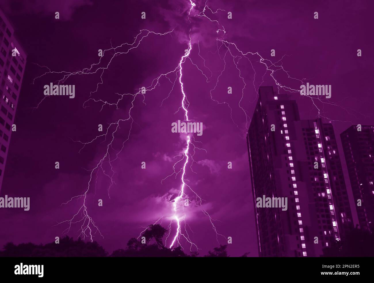 Pop Art stile surreale di incredibili fulmini nel cielo urbano di colore viola scuro Foto Stock