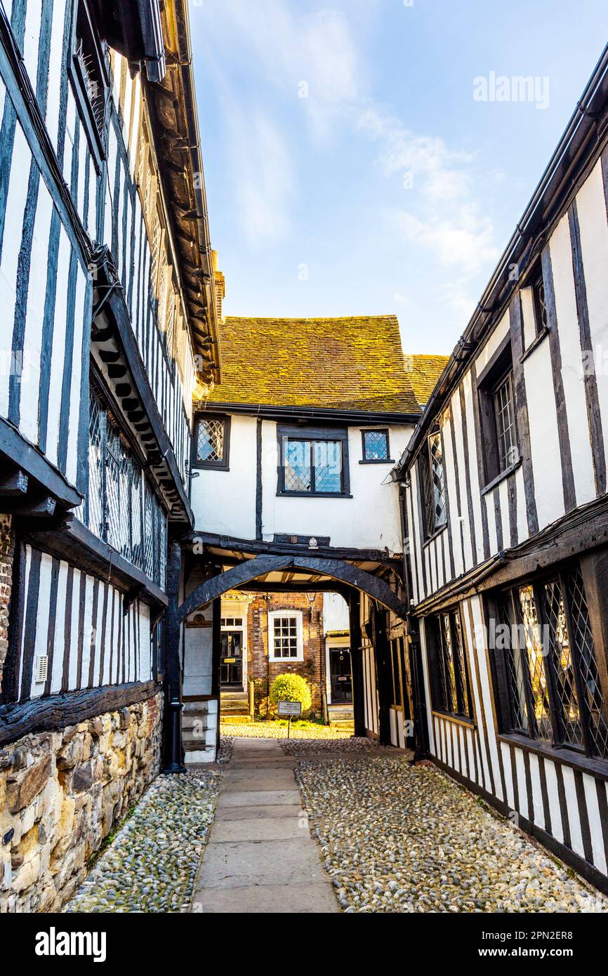 Passaggio con Tudor strutture in legno mio The Mermaid Inn, Rye, East Sussex, Inghilterra, Regno Unito Foto Stock