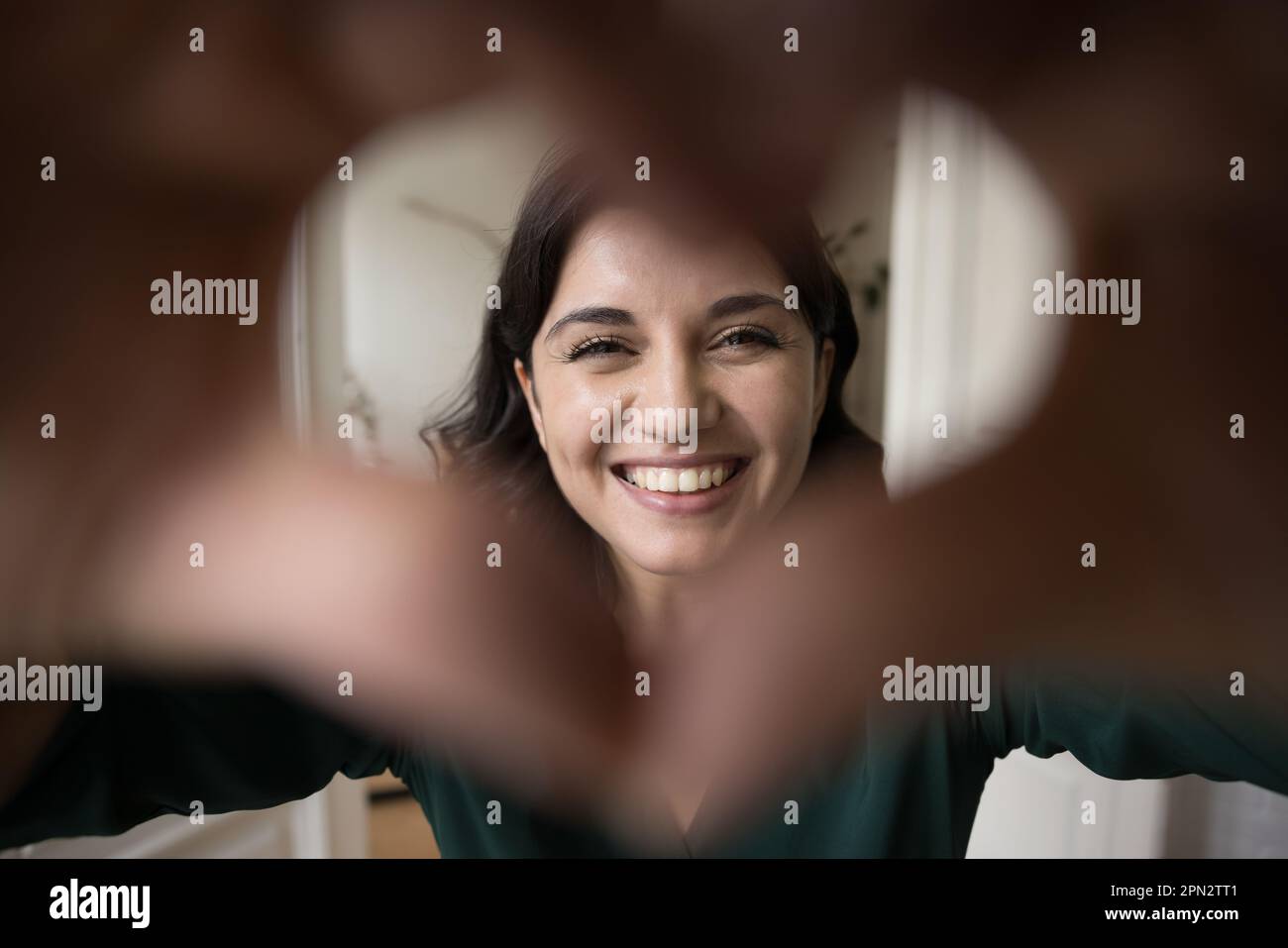 Donna armena che mostra il simbolo dell'amore con le dita unite Foto Stock