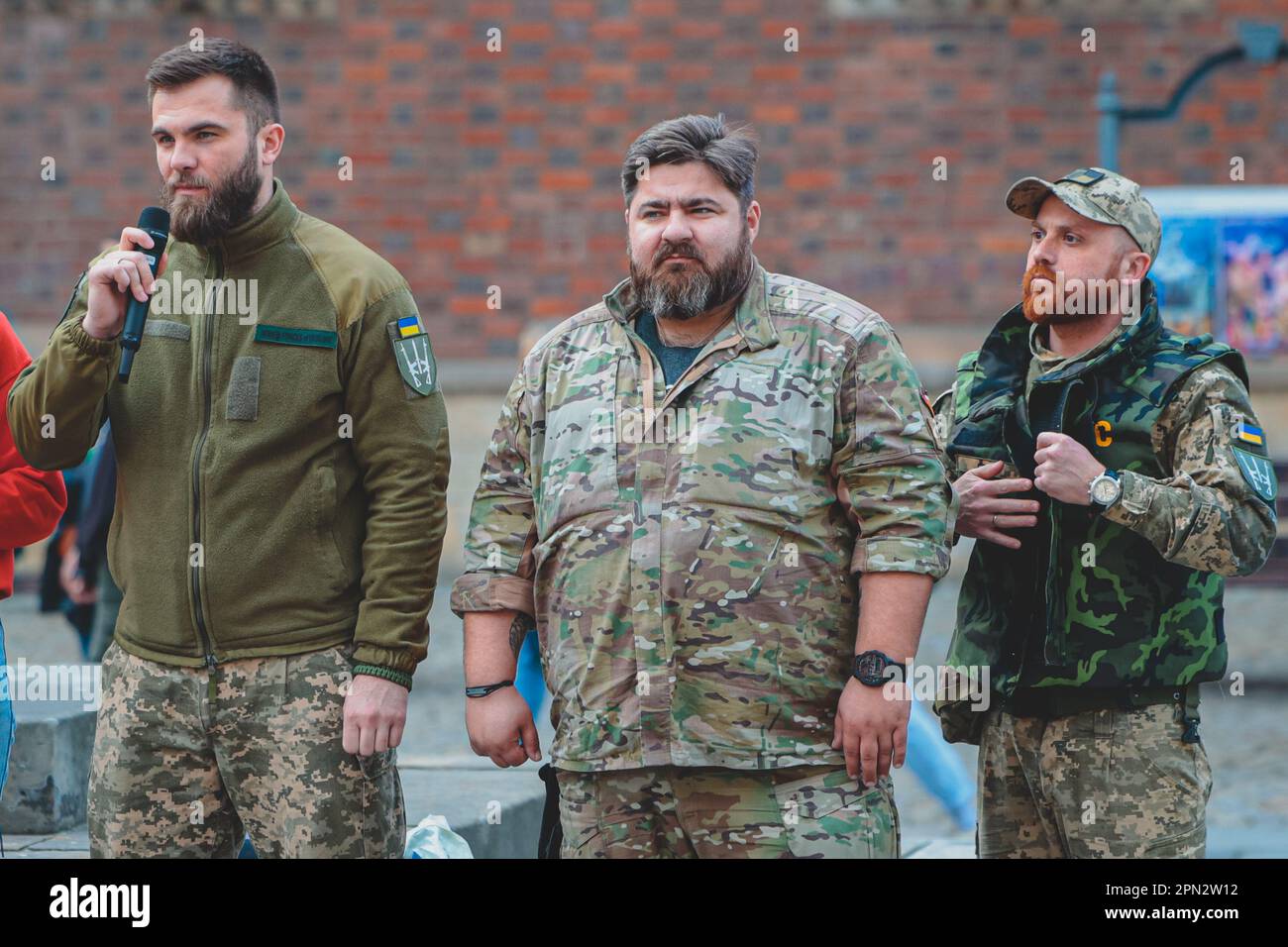 15 aprile 2023, Wroclaw, Wroclaw, Polonia: ''attraverso la guerra'' - la mostra mostra mostra i crimini dell'esercito russo in Ucraina utilizzando foto e video in formato VR. Gli autori della mostra sono i soldati dell'esercito ucraino che combattono a Bachmut. Questo progetto è una delle prime manifestazioni di prove documentate e ritirate della guerra russo-Ucraina, e la Polonia è diventata il primo paese in cui è stata mostrata una tale mostra. La mostra è stata inaugurata dal Console dell'Ucraina Tokar Yurii, assistito dai soldati dell'esercito ucraino. I soldati si sono anche incontrati con gli abitanti del ci Foto Stock