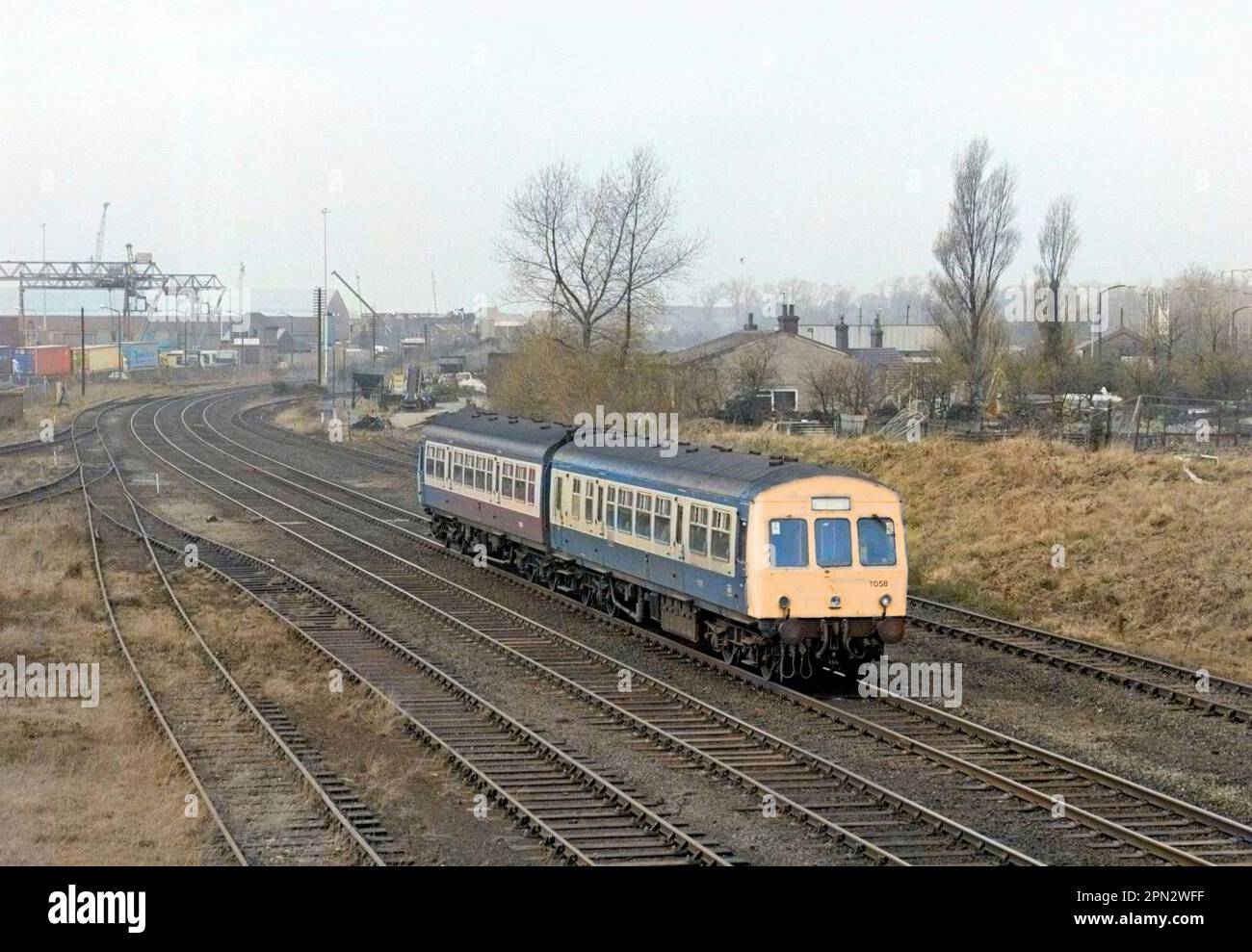 Un set di unità multiple diesel di classe 101 numero T058 formato da veicoli e 53216 e 53193 che si avvicinano a Lowestoft il 7th gennaio 1993. Foto Stock