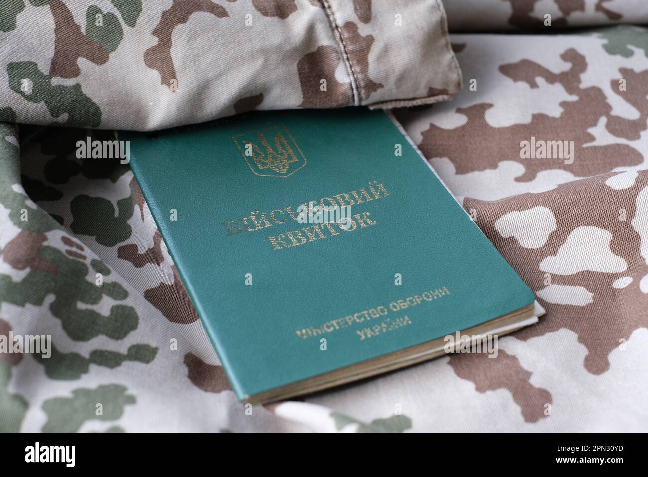 Carta d'identità militare Ucraina sulla divisa militare. Il concetto di mobilitazione, di coscrizione. Guerra in Ucraina. Stop alla guerra Foto Stock