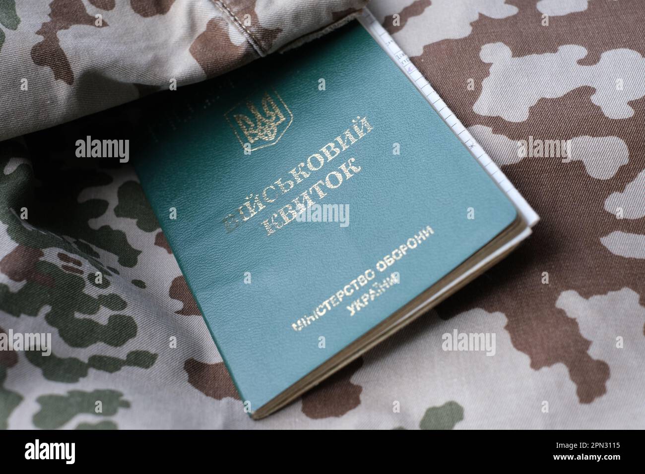 Carta d'identità militare Ucraina sulla divisa militare. Il concetto di mobilitazione, di coscrizione. Guerra in Ucraina. Stop alla guerra Foto Stock