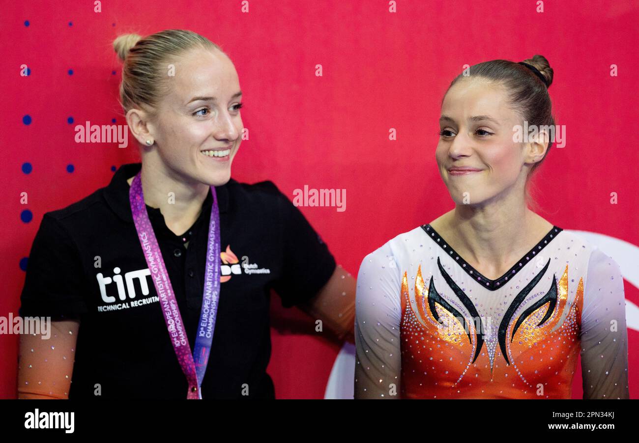 Antalya, Turchia. 16th Apr, 2023. ANTALYA - Sanne Wevers (l) e Naomi Visser durante le finali dell'apparato ai Campionati europei in Turchia. ANP IRIS VANDEN BROEK Credit: ANP/Alamy Live News Foto Stock