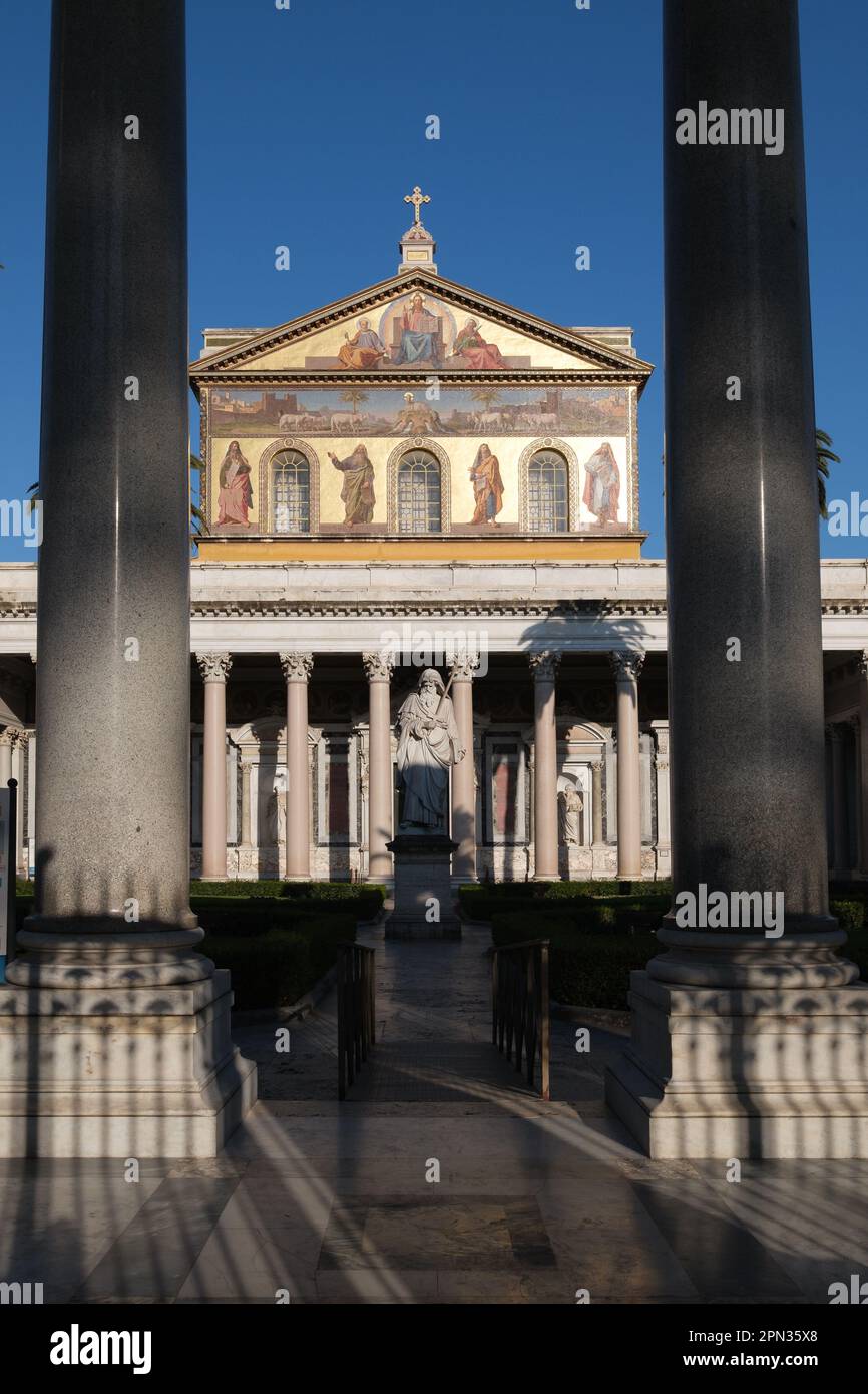 Nome, Italia. 06th Apr, 2023. Vista della facciata decorata con mosaici del 19th° secolo e della statua di San Paolo fatta da Giuseppe Ofici della Basilica di San Paolo fuori le Mura di Roma. È la seconda basilica più grande di Roma, è il luogo dove fu sepolto l'apostolo Paolo. La basilica rappresenta l'arte paleocristiana Credit: SOPA Images Limited/Alamy Live News Foto Stock