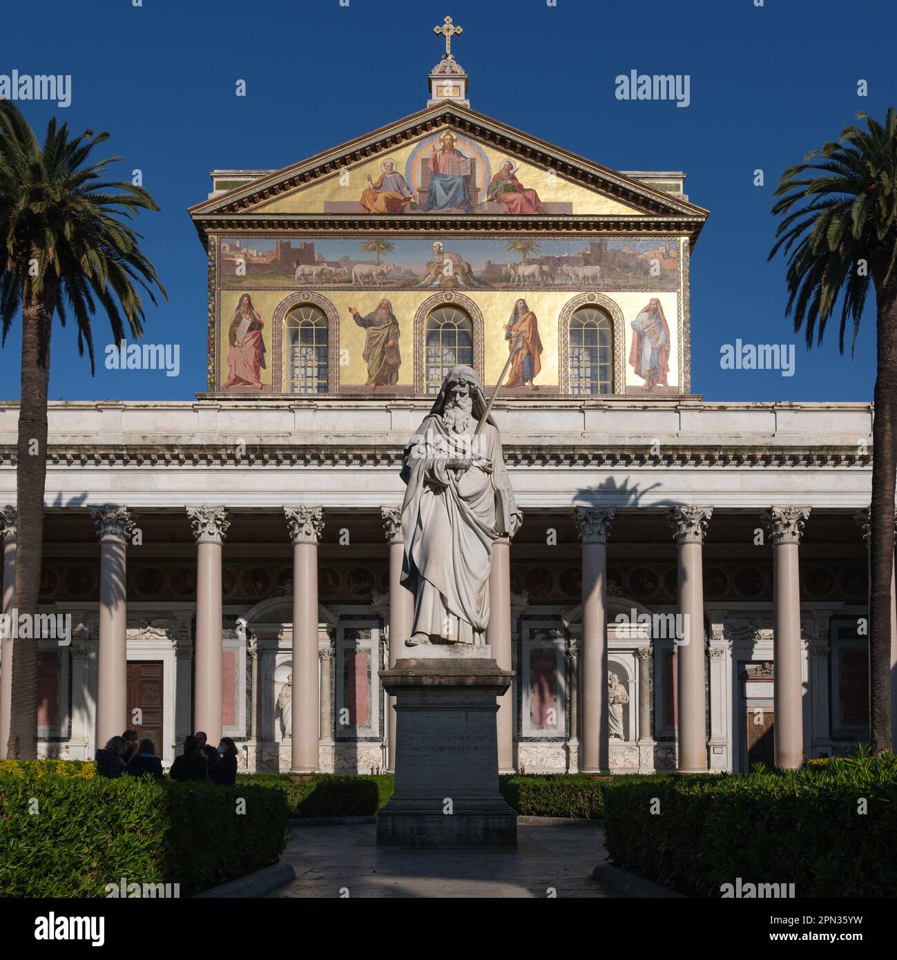 Nome, Italia. 06th Apr, 2023. Vista della Basilica di San Paolo fuori le Mura a Roma. È la seconda basilica più grande di Roma, è il luogo dove fu sepolto l'apostolo Paolo. La basilica rappresenta l'arte paleocristiana Credit: SOPA Images Limited/Alamy Live News Foto Stock