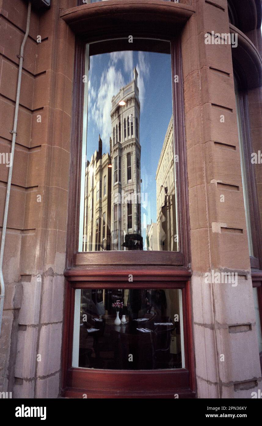 EDIFICIO RIFLESSIONE IN UNA FINESTRA RISTORANTE - BRIGHTON SUSSEX INGHILTERRA - IMMAGINE ARGENTO © FOTOGRAFIA : F.BEAUMONT Foto Stock