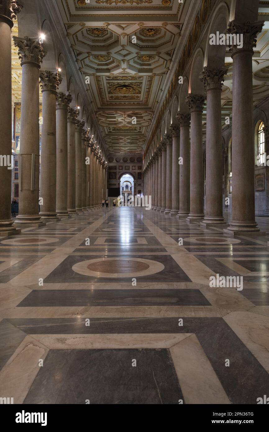 Nome, Italia. 06th Apr, 2023. Vista interna della Basilica di San Paolo fuori le Mura a Roma. È la seconda basilica più grande di Roma, è il luogo dove fu sepolto l'apostolo Paolo. La basilica rappresenta l'arte paleocristiana (Foto di Atilano Garcia/SOPA Images/Sipa USA) Credit: Sipa USA/Alamy Live News Foto Stock