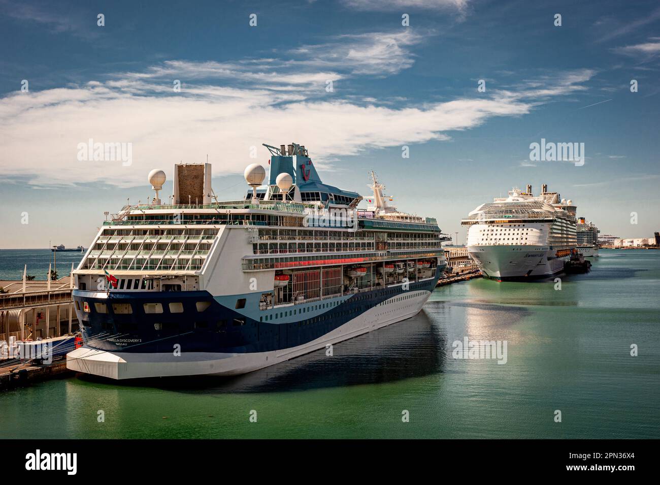 Le navi da crociera Marella Discovery 2 (leggenda dei mari) e Symphony of the Seas sono ormeggiate al porto di Barcellona. Foto Stock