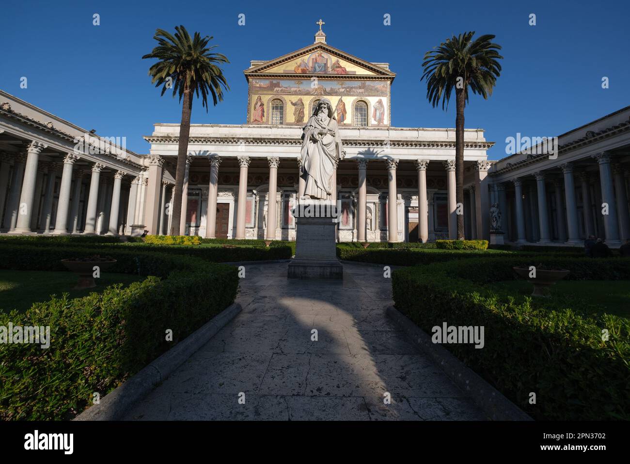 Nome, Italia. 06th Apr, 2023. Vista della facciata decorata con mosaici del 19th° secolo e della statua di San Paolo fatta da Giuseppe Ofici della Basilica di San Paolo fuori le Mura di Roma. È la seconda basilica più grande di Roma, è il luogo dove fu sepolto l'apostolo Paolo. La basilica rappresenta l'arte paleocristiana (Foto di Atilano Garcia/SOPA Images/Sipa USA) Credit: Sipa USA/Alamy Live News Foto Stock