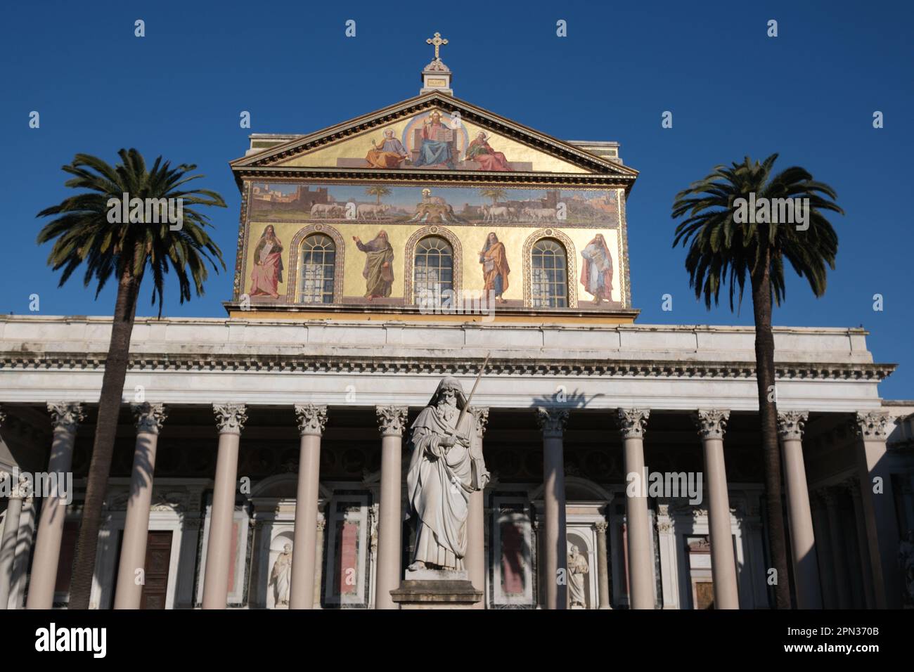 Nome, Italia. 06th Apr, 2023. Vista della Basilica di San Paolo fuori le Mura a Roma. È la seconda basilica più grande di Roma, è il luogo dove fu sepolto l'apostolo Paolo. La basilica rappresenta l'arte paleocristiana (Foto di Atilano Garcia/SOPA Images/Sipa USA) Credit: Sipa USA/Alamy Live News Foto Stock