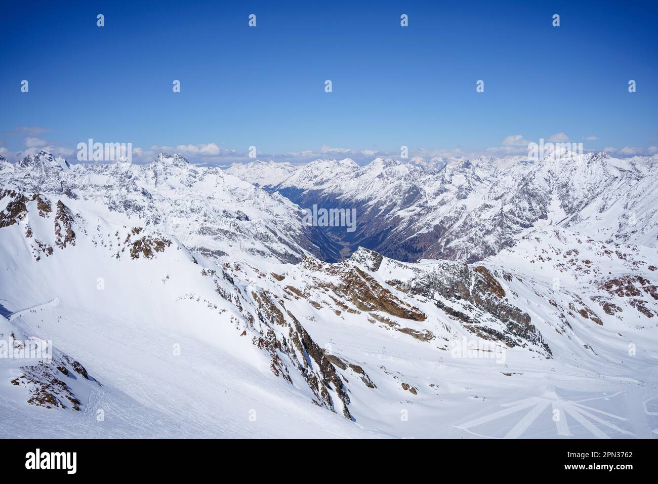 Vista sulle piste da sci e sulle montagne da un'altezza di 3440 m a Pitztal, Austria Foto Stock