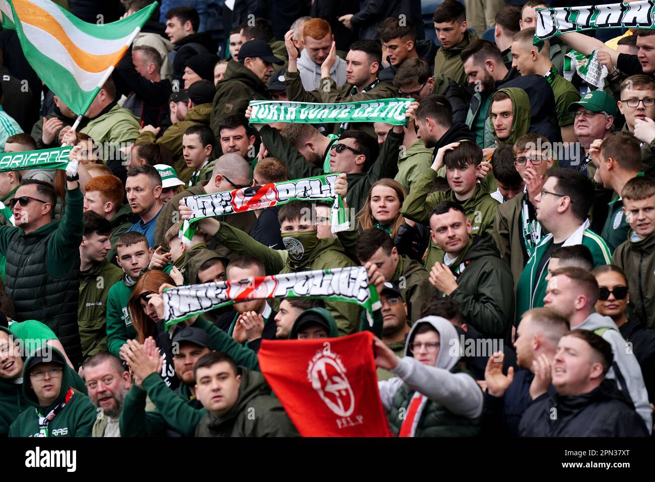 I fan celtici guardano l'azione durante la partita della Cinch Premiership al BBSP Stadium Rugby Park, Kilmarnock. Data immagine: Domenica 16 aprile 2023. Foto Stock