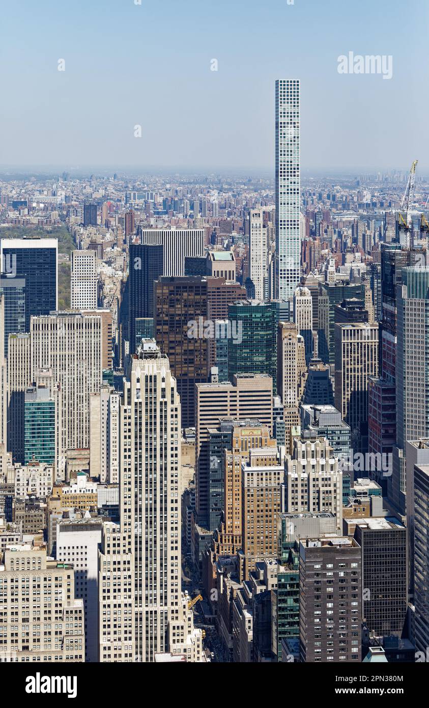 432 Park Avenue, una fila di miliardari di New York, ha due piani vuoti dopo ogni 12 piani per lasciare che il vento passi attraverso il suo reticolo di cemento. Foto Stock