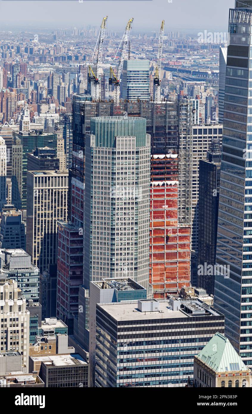 La corona di vetro verde della torre ottagonale 383 Madison Avenue (ex Bear Stearns HQ) è illuminata di notte. Foto Stock