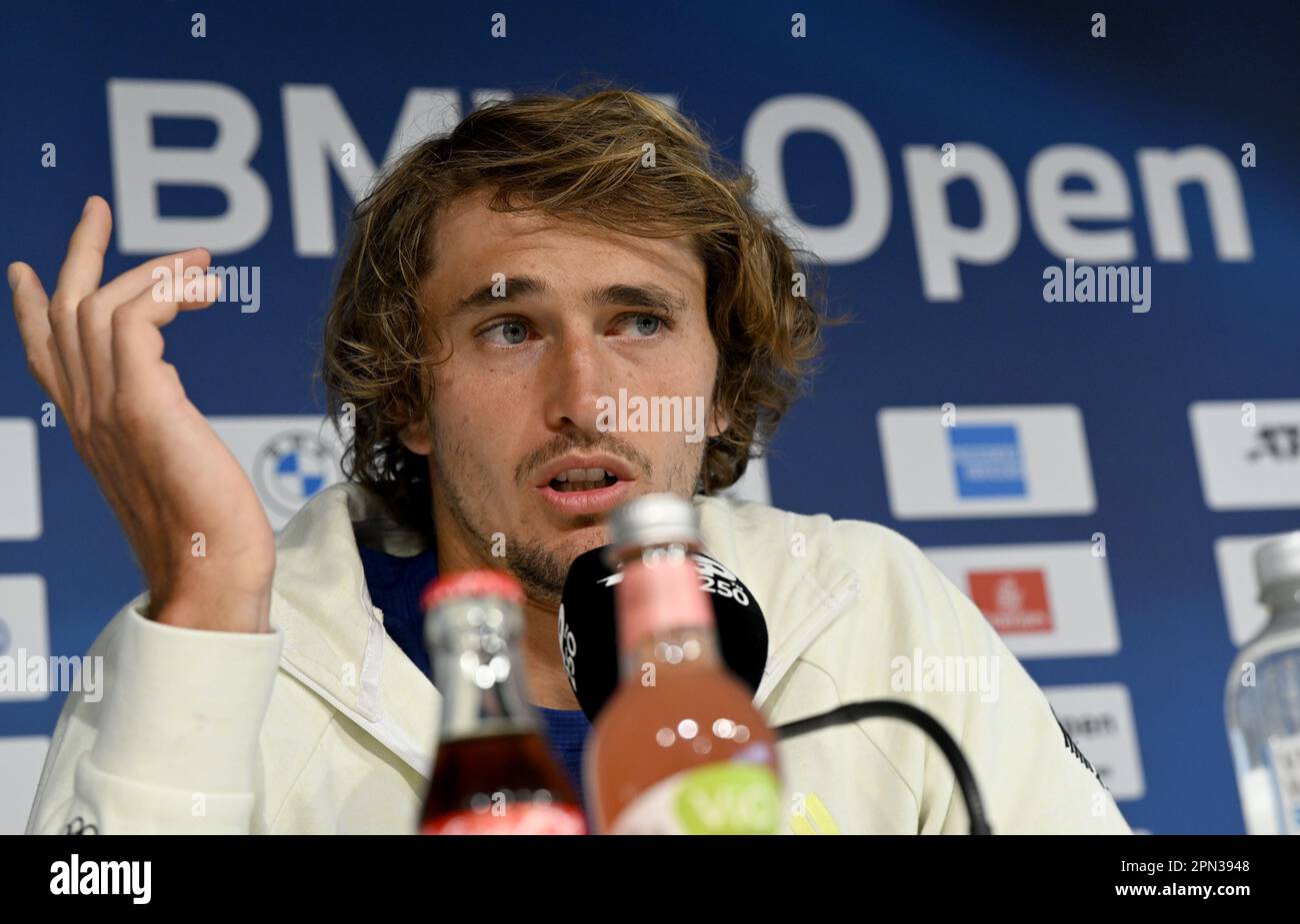 Monaco, Germania. 16th Apr, 2023. Il tennista Alexander Zverev partecipa a una conferenza stampa durante l'ATP Tour - Monaco. Credit: Peter Kneffel/dpa/Alamy Live News Foto Stock