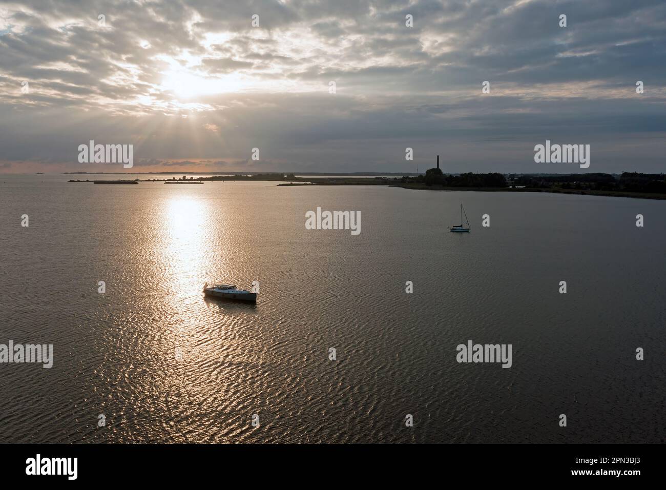 Aereo presso l'Ijsselmeer vicino a Lemmer nei Paesi Bassi al tramonto Foto Stock