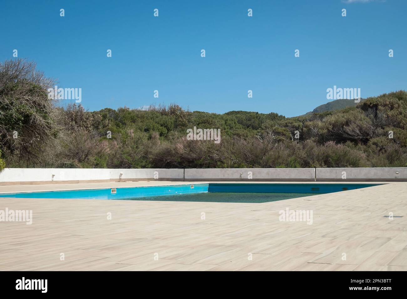 Piscina solitaria abbandonata nel sud d'Italia Foto Stock