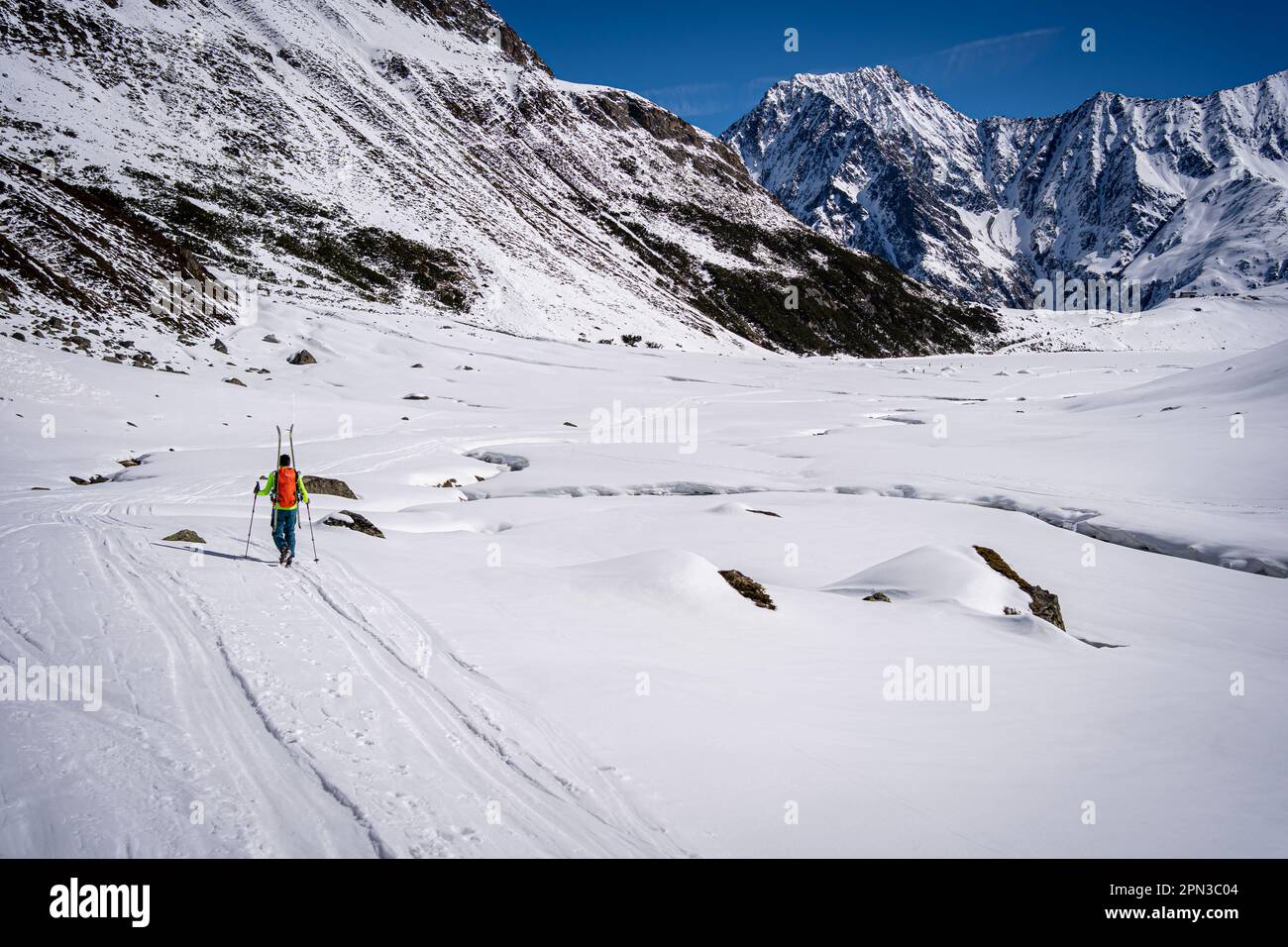 Una donna è sulla pista di fondo in Tirolo Foto Stock