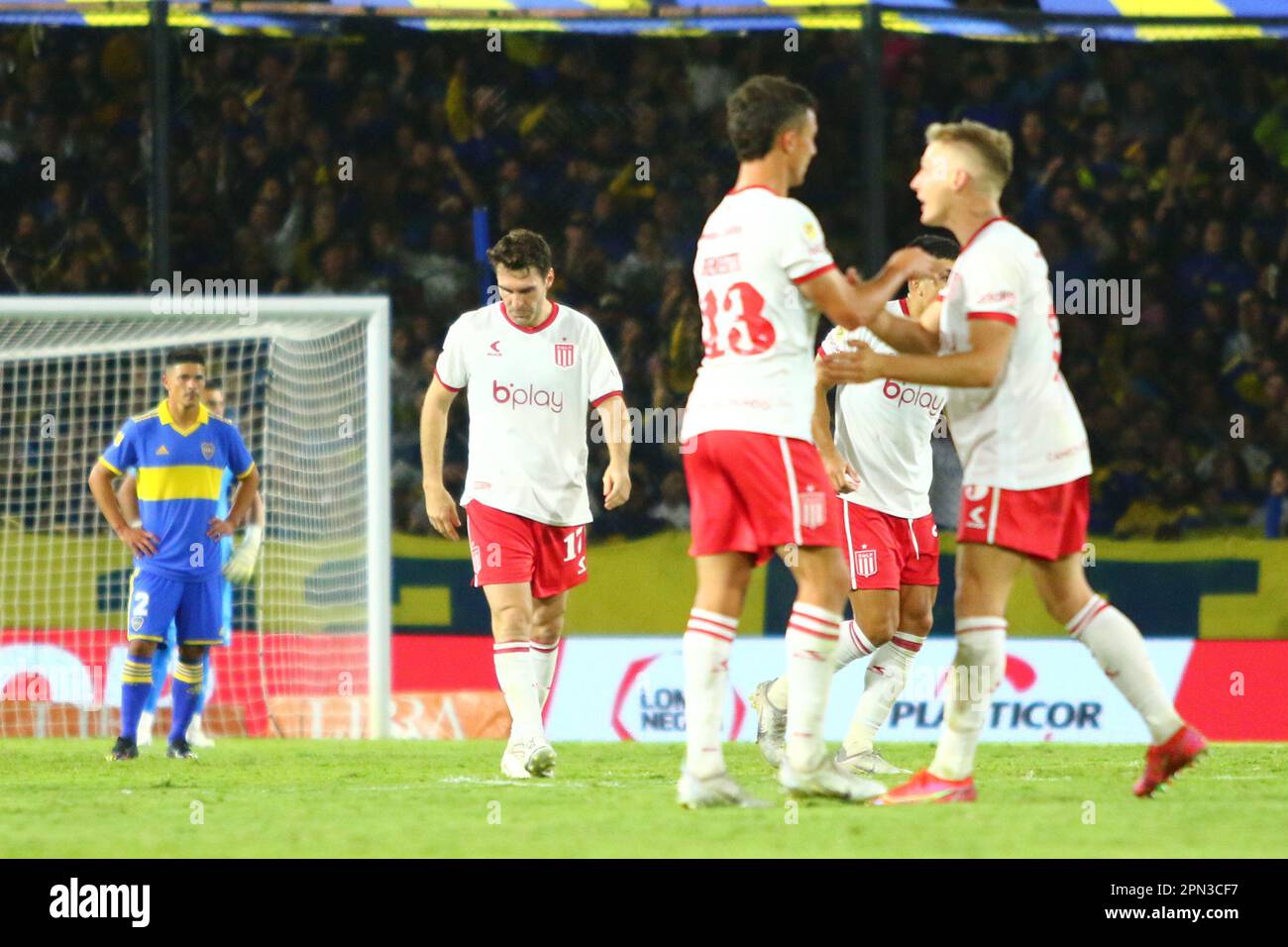 Buenos Aires, 15th Apr 2023, Mauro Boselli si calza durante una partita per il 12nd° round della Liga Profesional de Fútbol Binance Cup argentina Foto Stock