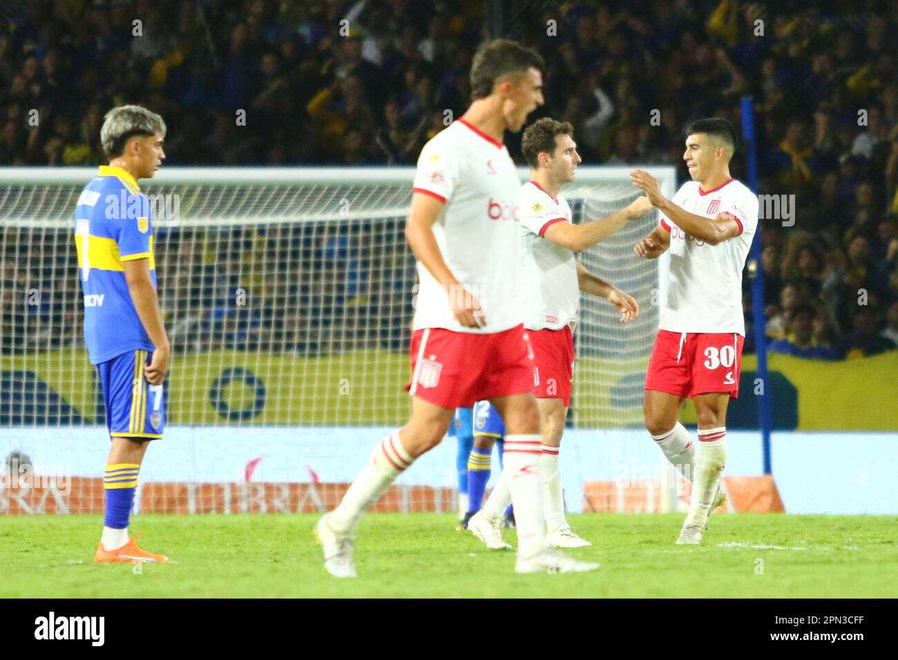Buenos Aires, 15th Apr 2023, Mauro Boselli si calza durante una partita per il 12nd° round della Liga Profesional de Fútbol Binance Cup argentina Foto Stock