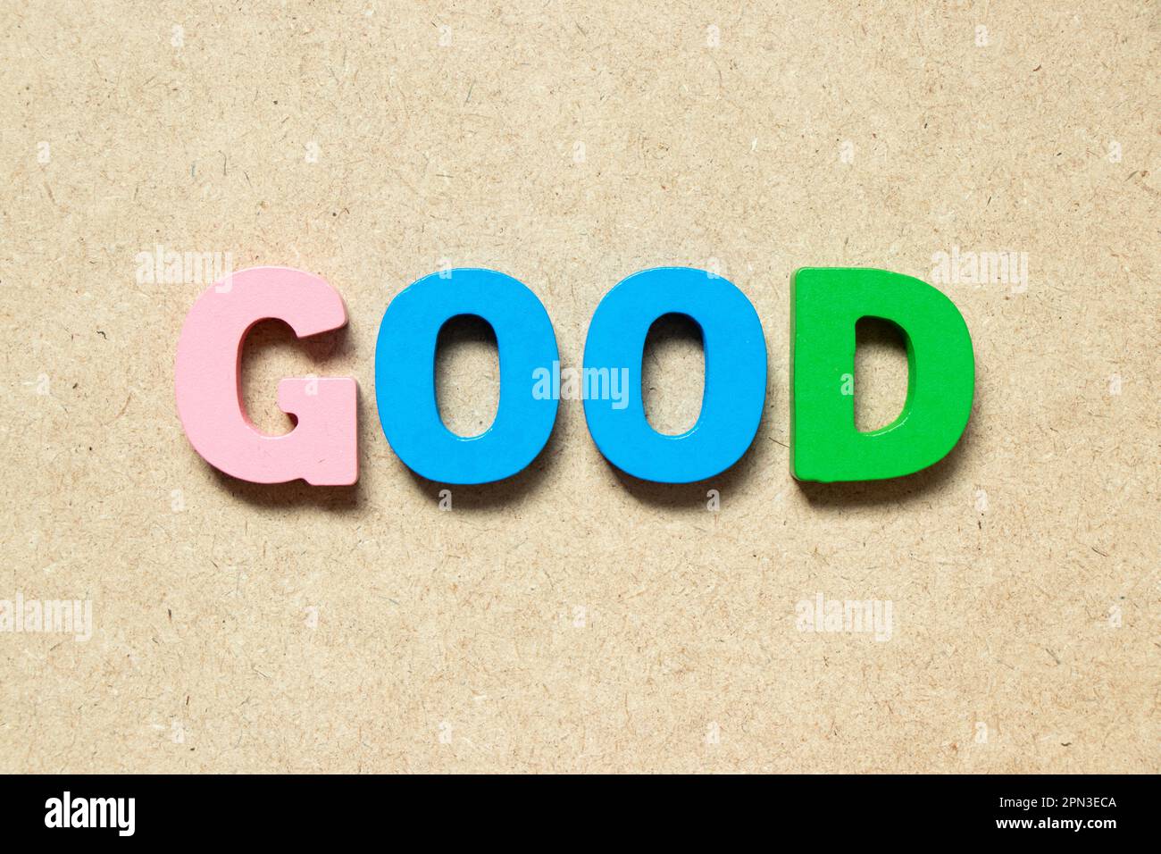 Lettera alfabetica a colori in buona parola su sfondo di legno Foto Stock