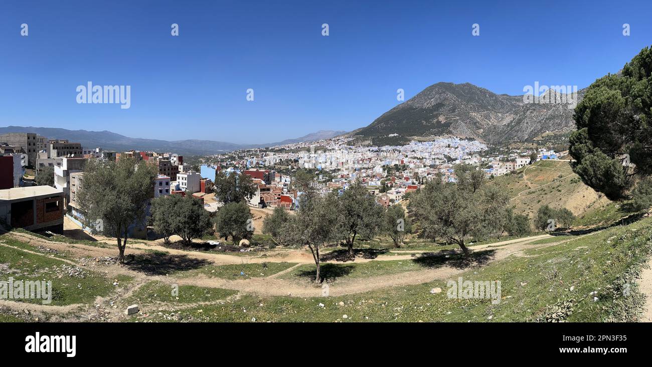 Blue City, Marocco, Africa: Montagne e vista di Chefchaouen, conosciuta anche come Chaouen, città fondata nel 1471, famosa per i suoi edifici dalle sfumature del blu Foto Stock