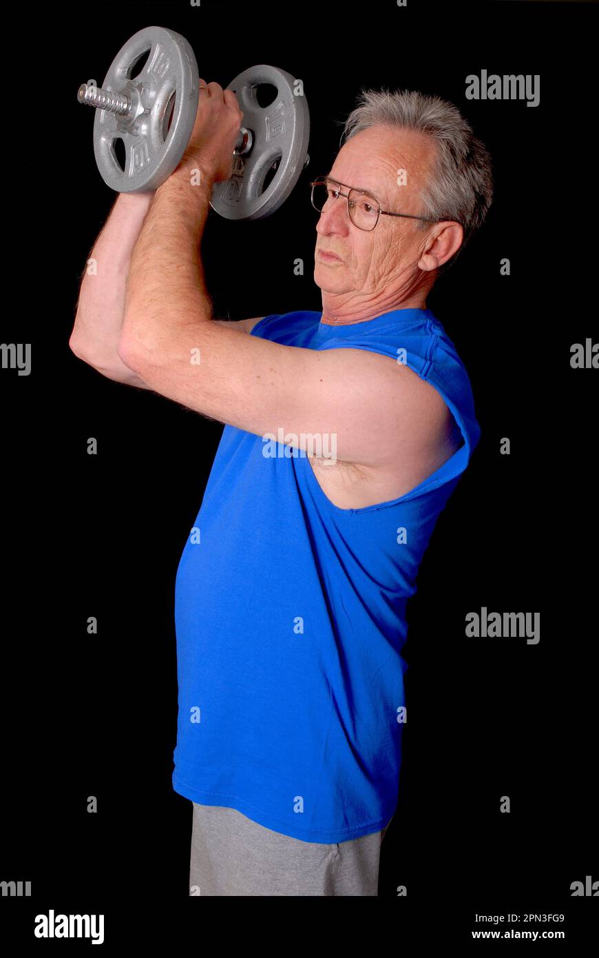 Senior Citizen fitness training mediante il sollevamento di pesi Foto Stock