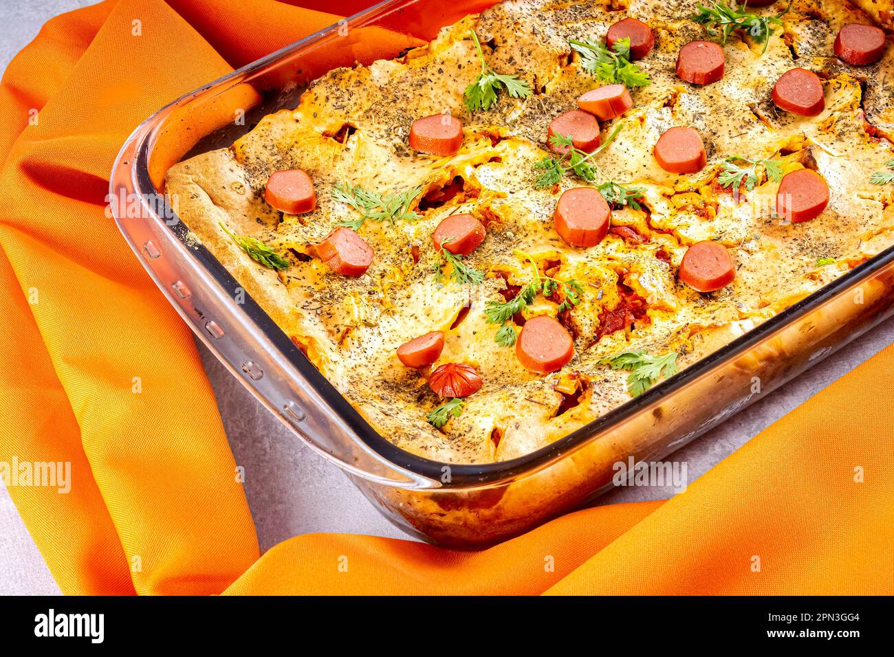 Torta di salsiccia in un frullatore, piatto tipico brasiliano. Ingredienti: Latte, grano, olio, salsiccia e mais. Vista perespettiva. Foto Stock