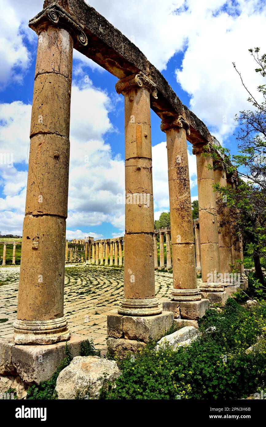 Piazza ovale presso le rovine romane, Jerash, Giordania, antica città, vanta una catena ininterrotta di occupazione umana risalente a 6.500 anni fa, Foto Stock